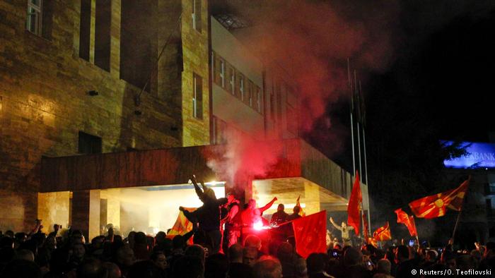 Демонстранты взяли штурмом парламент Македонии. Беспорядки начались после того, как спикером был избран албанец